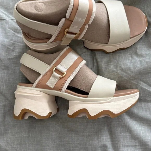 Sorel Stylish Cream and Tan Women's Sandals 7.5 Platform NEW - Picture 2 of 5
